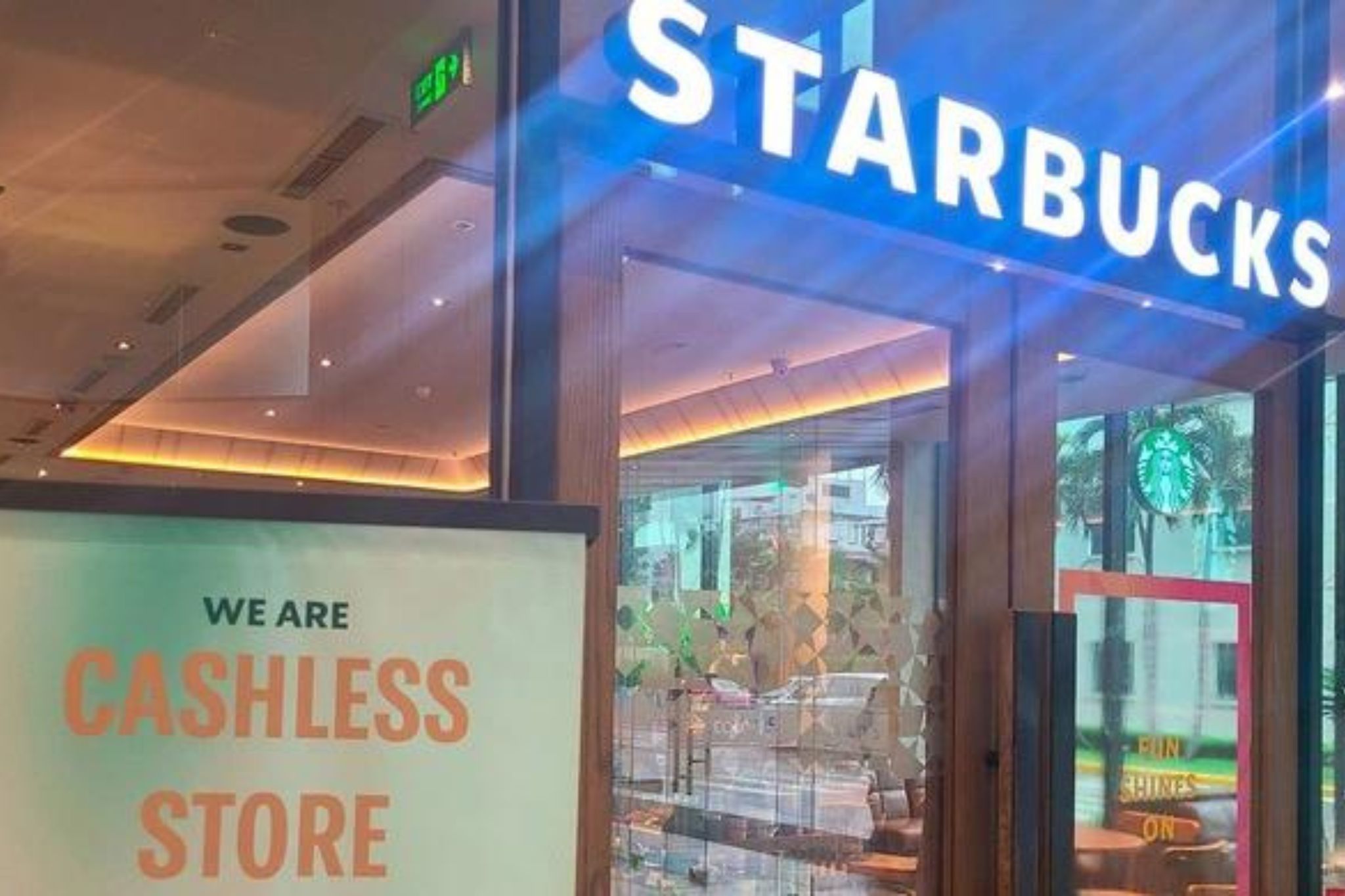 Starbucks không thanh toán tiền mặt